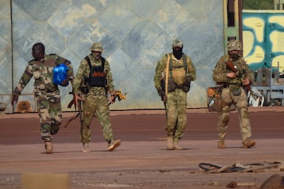 Tres mercenarios rusos pertenecientes a Wagner, en el norte de Mali, en una imagen difundida por el ministerio de Defensa francés en 2022.