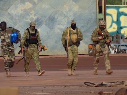 Tres mercenarios rusos pertenecientes a Wagner, en el norte de Mali, en una imagen difundida por el ministerio de Defensa francés en 2022.