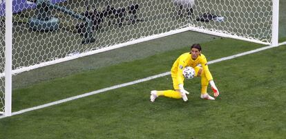 El portero de Suiza, Yann Sommer, observa como el balón pasa desviado por su compañero, Denis Zakaria, para convertirse en el primer gol de España de los cuartos de final de la Eurocopa.