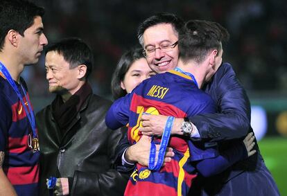 Bartomeu abraza a Messi.