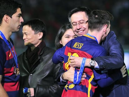 Bartomeu abraza a Messi.