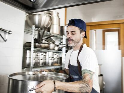 Cada día Llorca da de comer a 250 alumnos y empleados de la escuela Montessori de Valencia.