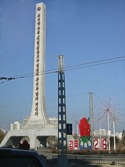 Torre de la Inmortalidad (2011), con la inscripción “El camarada Gran Líder Kim Il-sung está eternamente con nosotros”.