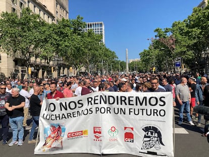 Centenares de trabajadores de Nissan se manifiestan este miércoles en Barcelona contra los "retrasos" del proceso de reindustrialización.