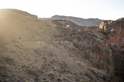 Bajada de los Toldos es uno de los senderos más transitados de Parque Patagonia. Por allí se cruza todo el cañadón prehistórico hacia la conocida Cueva de las Manos. El trazado y construcción de senderos son realizados por expertos norteamericanos y un activo equipo local.
