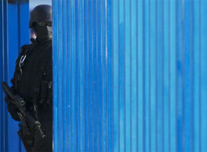 Imagen de archivo de un policia vigilando las calles de Tijuana.