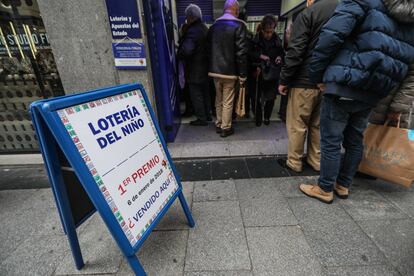 En el sorteo del año pasado, 17 provincias resultaron agraciadas con el segundo premio, a lo largo y ancho de España. El primero, sin embargo, cayó íntegramente en la administración número 3 de Torrent (Valencia), donde se repartieron 90 millones de euros. De ellos, casi 70 fueron a parar a la Hermandad del Santo Sepulcro que los distribuyó en papeletas.