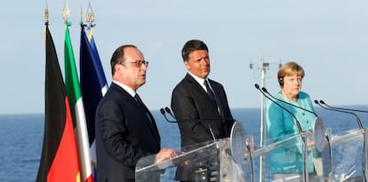 Merkel, Renzi y Hollande dan una rueda de prensa en el portaaviones de la costa de la isla Ventotene.