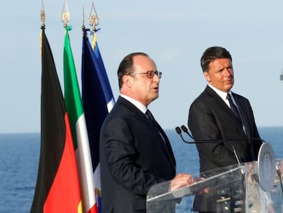 Merkel, Renzi y Hollande dan una rueda de prensa en el portaaviones de la costa de la isla Ventotene.