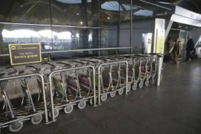 Vista de varios carros portaequipajes en la terminal T4 de Barajas.