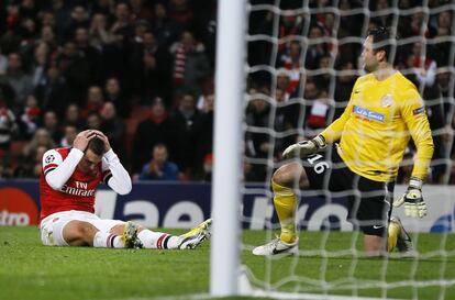 Podolski se lamenta ante el portero del Montpellier.