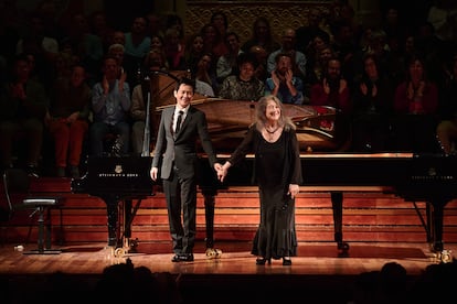 Los pianistas Dong-Hyek Lim (izquierda) y Martha Argerich, al final de su recital en el Palau de la Música Catalana, el 9 de abril, en Barcelona.