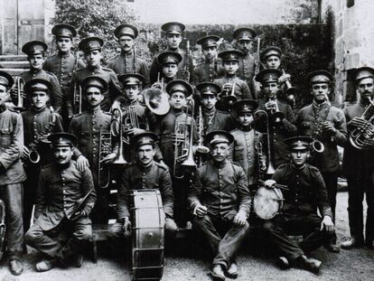 A Unión de Guláns delante de la rectoral en 1927, cuando estaba dirigida por Constante Carracedo (segundo por la derecha en la primera fila).