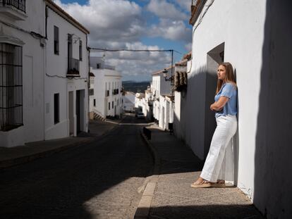 María Eugenia Rivero, vecina de la localidad gaditana de Medina Sidonia, busca con dificultad un piso de alquiler.