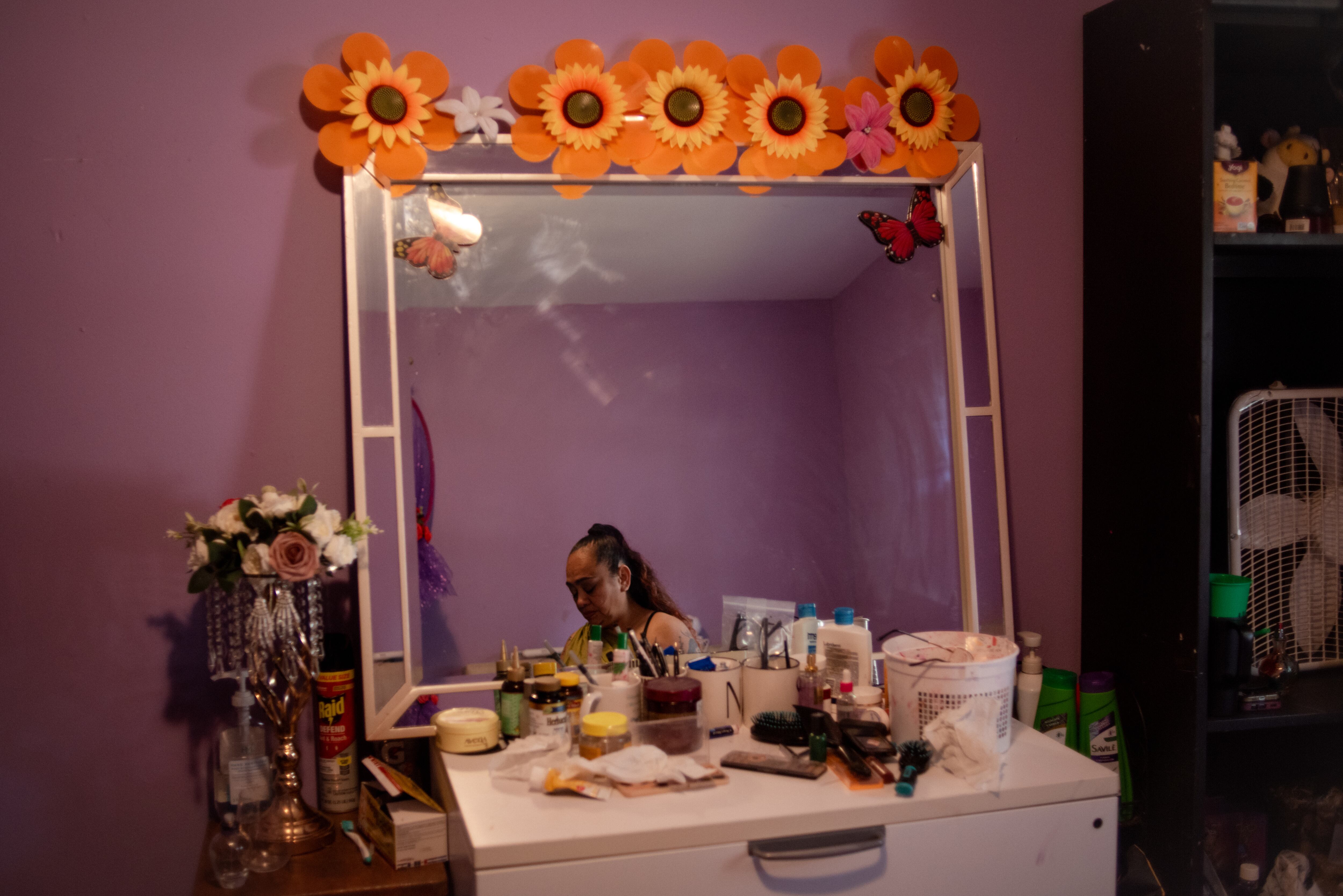 Para calmar la mente, Vianney hace manualidades, como girasoles, que luego envía a Guatemala para que sean colocados en el altar en memoria de las víctimas del fuego.