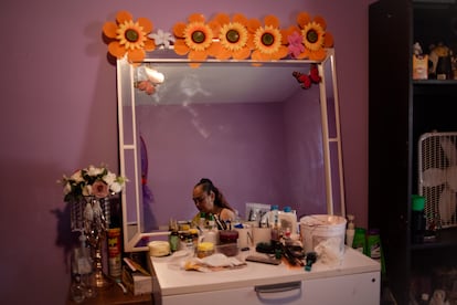 Para calmar la mente, Vianney hace manualidades, como girasoles, que luego envía a Guatemala para que sean colocados en el altar en memoria de las víctimas del fuego.