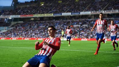 Morata celebra uno de sus goles en Anoeta este domingo.