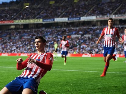 Morata celebra uno de sus goles en Anoeta este domingo.