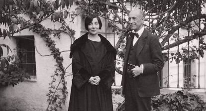 Wanda Landowska posa junto a Manuel de Falla en Granada en 1922. 