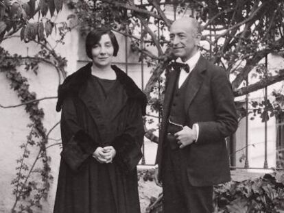 Wanda Landowska posa junto a Manuel de Falla en Granada en 1922. 