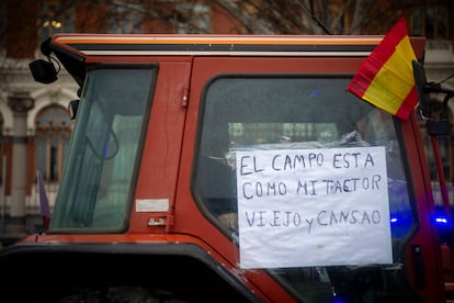 "El campo está como mi tractor viejo y cansao" es lema que se ha podido ver en un tractor durante la protesta.