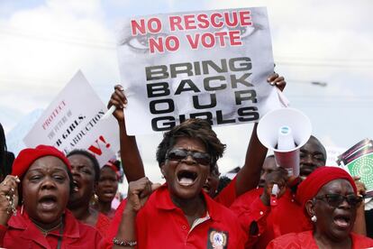 Mujeres de Nigeria piden al gobierno la liberación de las jóvenes secuestradas en la escuela de secundadria Chibok, en Lagos.