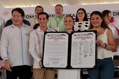 Claudia Sheinbaum con Romel Pacheco, durante la firma de un acuerdo de unidad en Colima (Estado de Colima), el 8 de octubre de 2023.