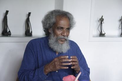 El artista Paris Viswanathan en la bienal de Kerala.