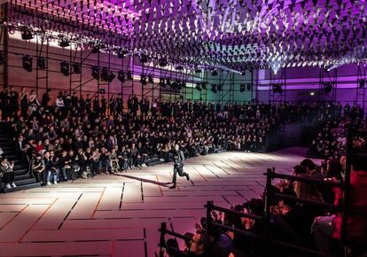 Kris Van Assche despide el desfile de Dior Homme Otoño/Invierno 2017-2018 de la Semana de la Moda de París.