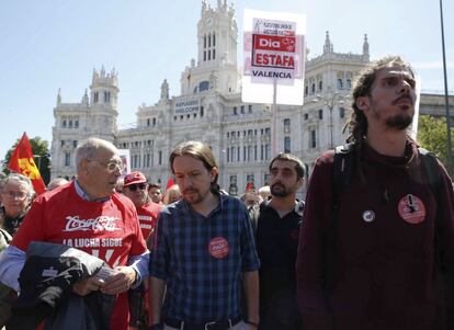 El líder de Podemos Pablo Iglesias asiste a la manifestación del Primero de Mayo que ha arrancado en Madrid pasado el mediodía con un llamamiento a la lucha contra la corrupción política y la recuperación de derechos y salarios.