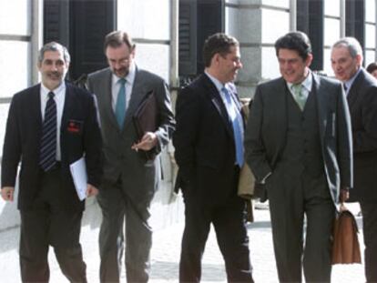 Gaspar Llamazares, Álvaro Cuesta y Federico Trillo, entre otros diputados, a su llegada ayer al Congreso.