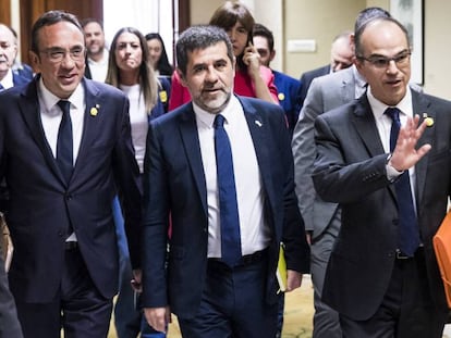 Los diputados electos de JxCat, de izquierda a derecha, Josep Rull, Jordi Sànchez y Jordi Turull, a la salida del registro del Congreso tras entregar sus credenciales.