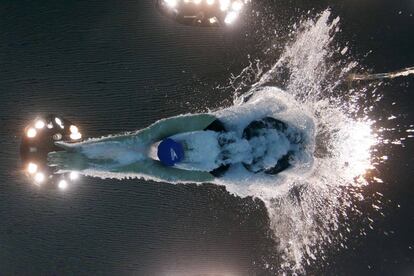 La nadadora británica Molly Renshaw salta al agua durante los 200 metros braza femenino, en los campeonatos Europeos de Natación que se disputan en Londres (Reino Unido).