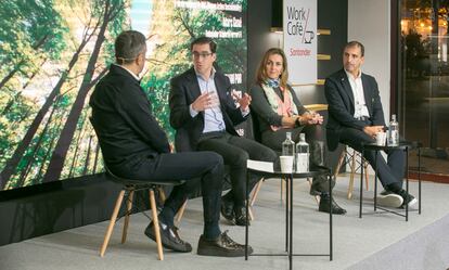 Carlos de Vega entrevista a Lucas Arangüena, 'global head of ESG & SustainableTech at Santander (segundo desde la izquierda)'; Isabel López-Rivadulla, directora de Comunicación y Marketing de SIGNUS y vicepresidenta de WAS (Women Action Sustainability); y Marc Gené.