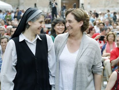 Teresa Forcades en un acto de campaña de Ada Colau.