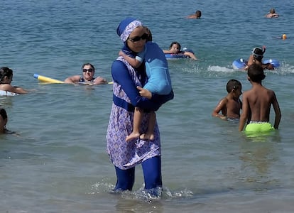 Una ba&ntilde;ista con burkini, en Marsella a finales de agosto.