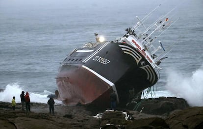 El pesquero 'Divina del Mar', enbarrancado en las proximidades del Castro de Baroña.
