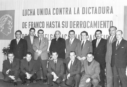 Jorge Semprún, segundo por la izquierda, de pie, en el VI congreso del PCE, celebrado en 1959. Fotografía incluida en el libro 'Ida y vuelta: la vida de Jorge Semprún', publicado por Debate. 