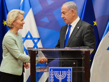 La presidenta de la Comisión Europea, Ursula von der Leyen, saludaba al primer ministro israelí, Benjamín Netanyahu, el pasado octubre en Tel Aviv.