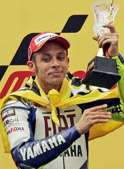 Valentino Rossi levanta el trofeo en Shanghai