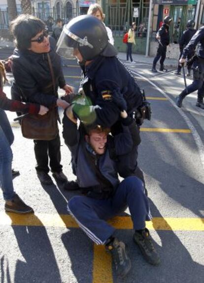 Un antidisturbios, en el momento de la detención de Marc Bullón.