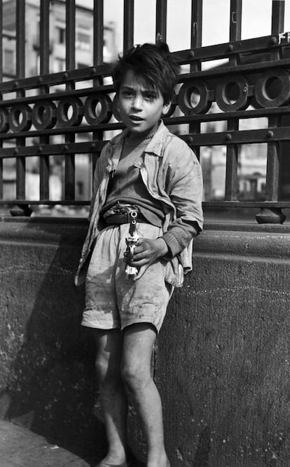 'Niño con pistola' (Barcelona, 1959). Fascinado por la fotografía, Ontañón entró a formar parte de la Agrupación Fotográfica de Cataluña, donde coincidió con Masats, Maspons, Colom, Terré entre otros. En 1959 dio el salto a Madrid, para comenzar a trabajar en la recién fundada agencia Europa Press.