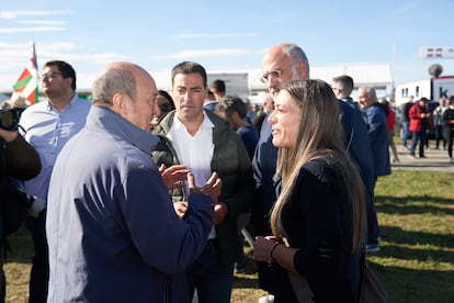 De izquierda a derecha, el presidente del PNV, Andoni Ortuzar; el lehendakari, Imanol Pradales; el senador de Junts Eduard Pujol y la portavoz de Junts en el Congreso, Míriam Nogueras, este domingo en Vitoria.