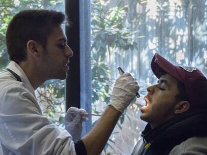Sanitarios del Hospital del Sagrat Cor atienden a un hombre en la Iglesia de Santa Anna, en Barcelona.
