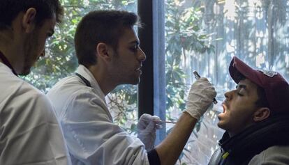 Sanitarios del Hospital del Sagrat Cor atienden a un hombre en la Iglesia de Santa Anna, en Barcelona.