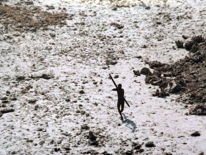 Un indígena de Sentinel del Norte en una imagen de 2004, tomada por la marina india.