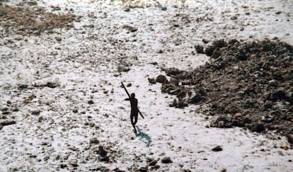 Un indígena de Sentinel del Norte en una imagen de 2004, tomada por la marina india.