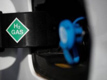 Símbolo químico del hidrógeno, en una Renault Kangoo.