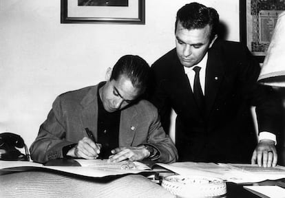 El futbolista Luis Suárez firma un contrato de tres años con el Inter de Milán, en mayo de 1961.