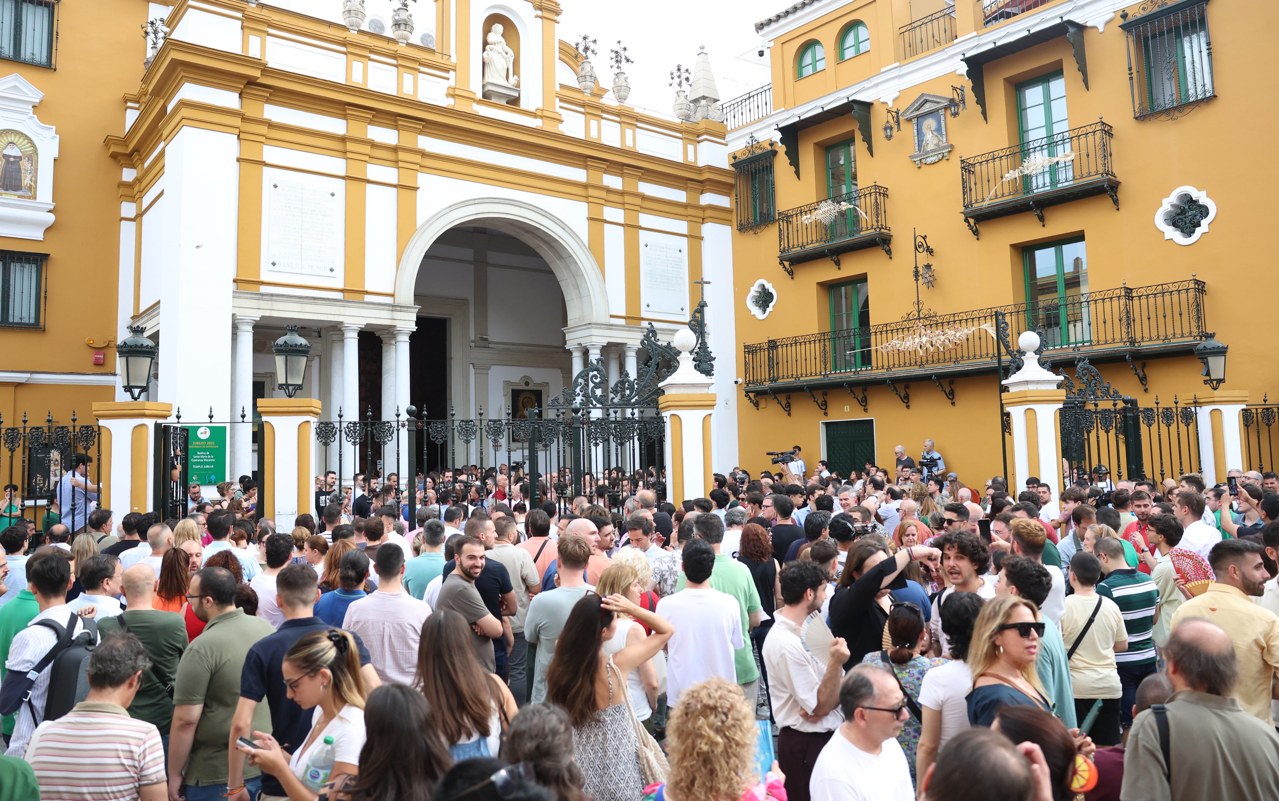 Manifestación contra la restauración de la Macarena, el miércoles.